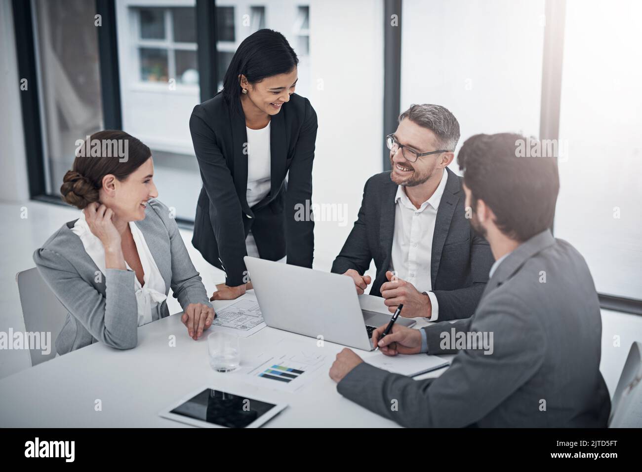 Eine Gruppe von Geschäftsleuten trifft sich im Sitzungssaal. Stockfoto