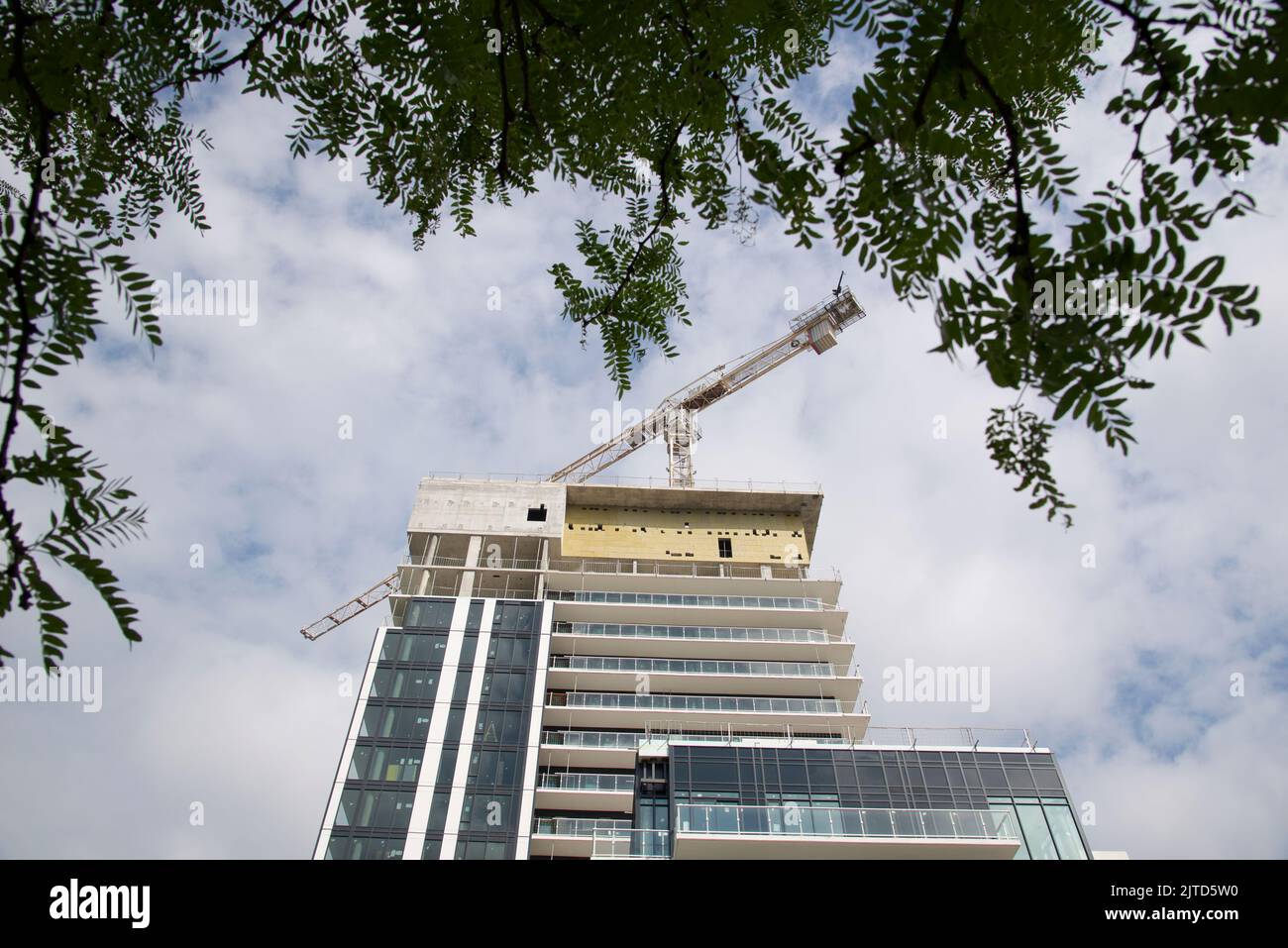 Kran und Gebäude im Bau Stockfoto