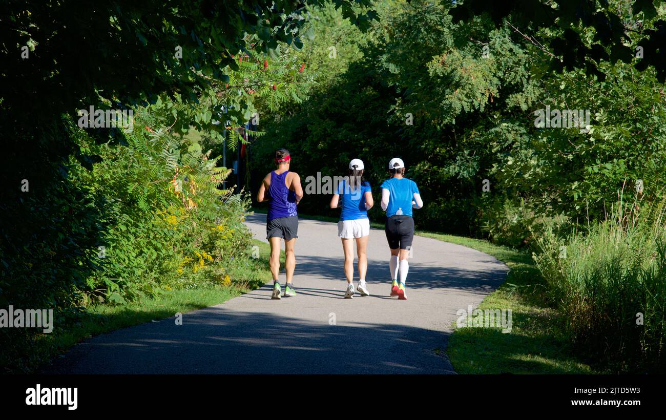 Toronto, Ontario / Kanada - 28. Aug 2022: Joggen in der Gruppe im öffentlichen Park Stockfoto