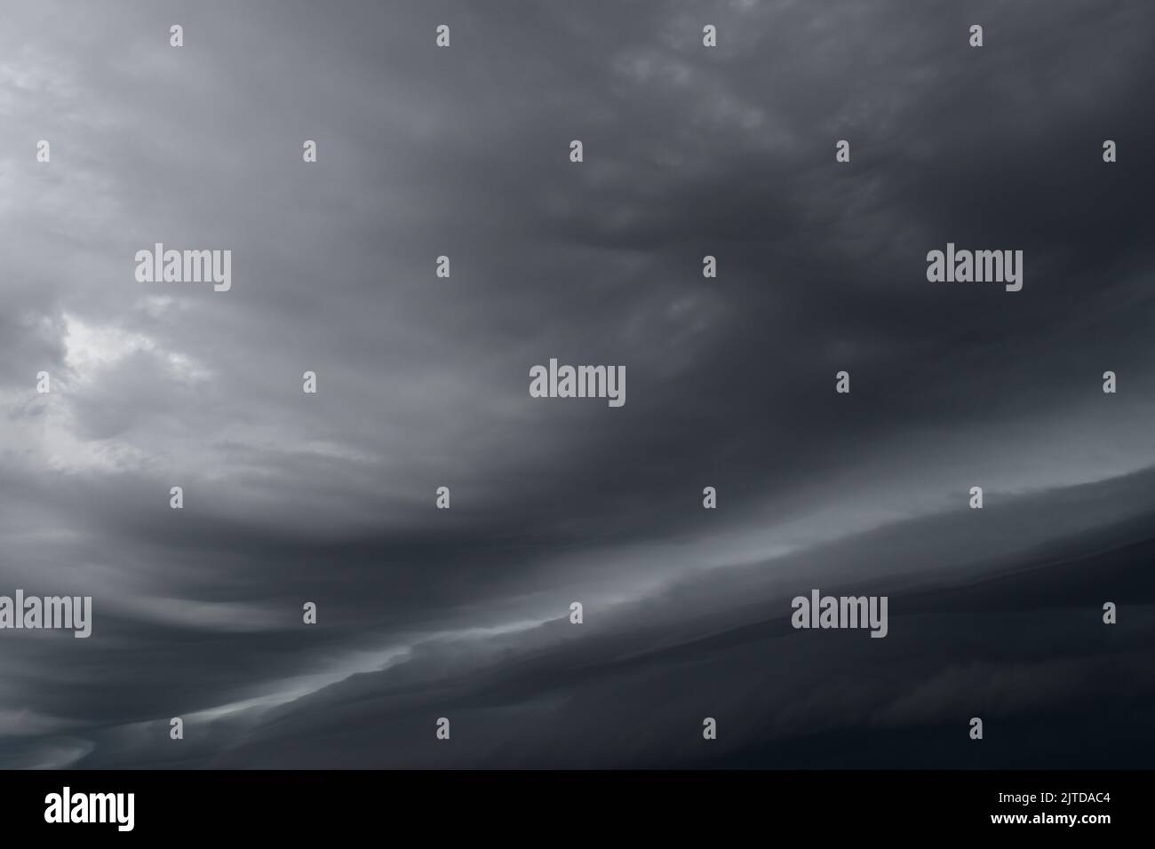 Arcus Wolke rollt im Sturm, Cumulonimbus Wolkenformationen am tropischen Himmel, Nimbus bewegt, abstrakter Hintergrund von Naturphänomen Stockfoto