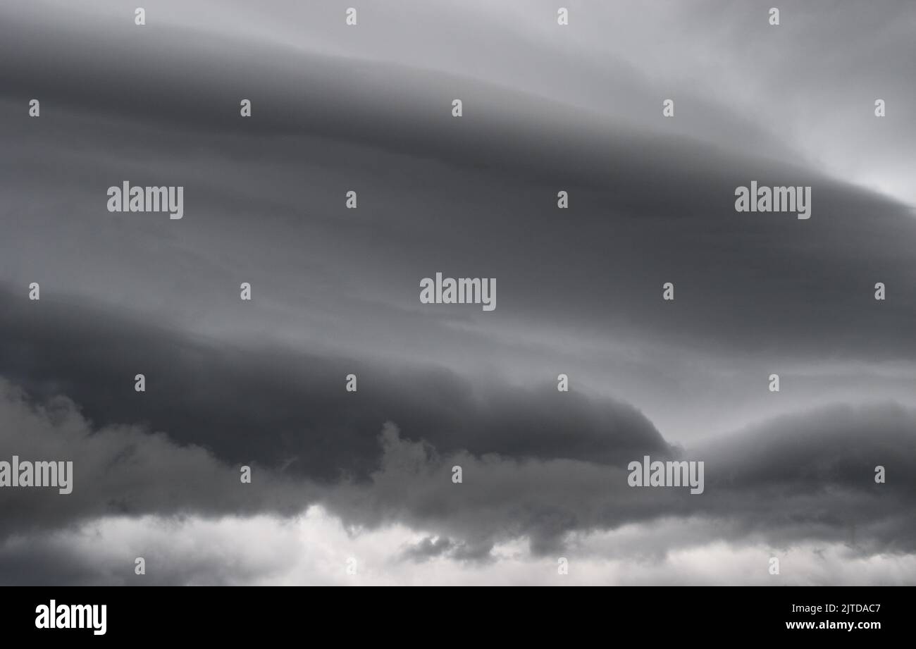 Arcus Wolke rollt im Sturm, Cumulonimbus Wolkenformationen am tropischen Himmel, Nimbus bewegt, abstrakter Hintergrund von Naturphänomen Stockfoto