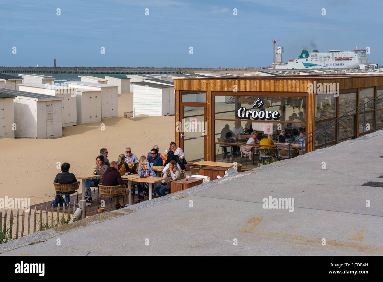 Calais, Frankreich - 19. Juni 2022: Menschen, die einen Drink an einer Bar am Strand genießen Stockfoto