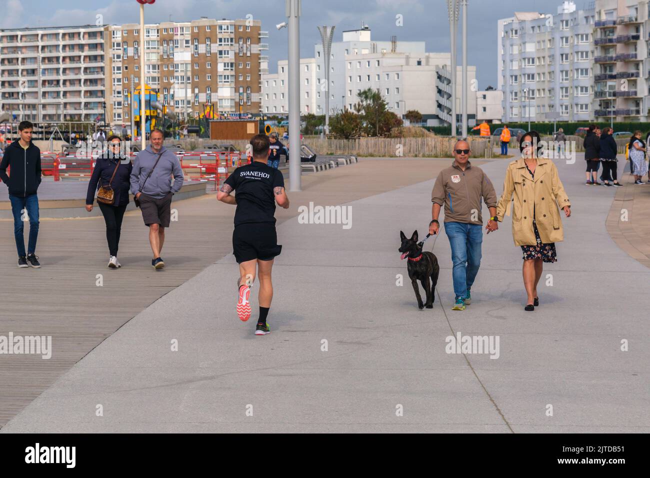 Calais, Frankreich - 19. Juni 2022: Mann läuft am neuen Ufer Stockfoto