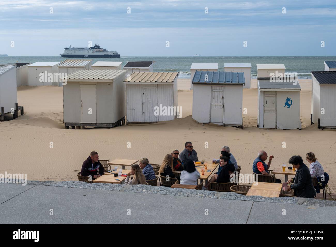Calais, Frankreich - 19. Juni 2022: Menschen, die einen Drink an einer Bar am Strand genießen Stockfoto