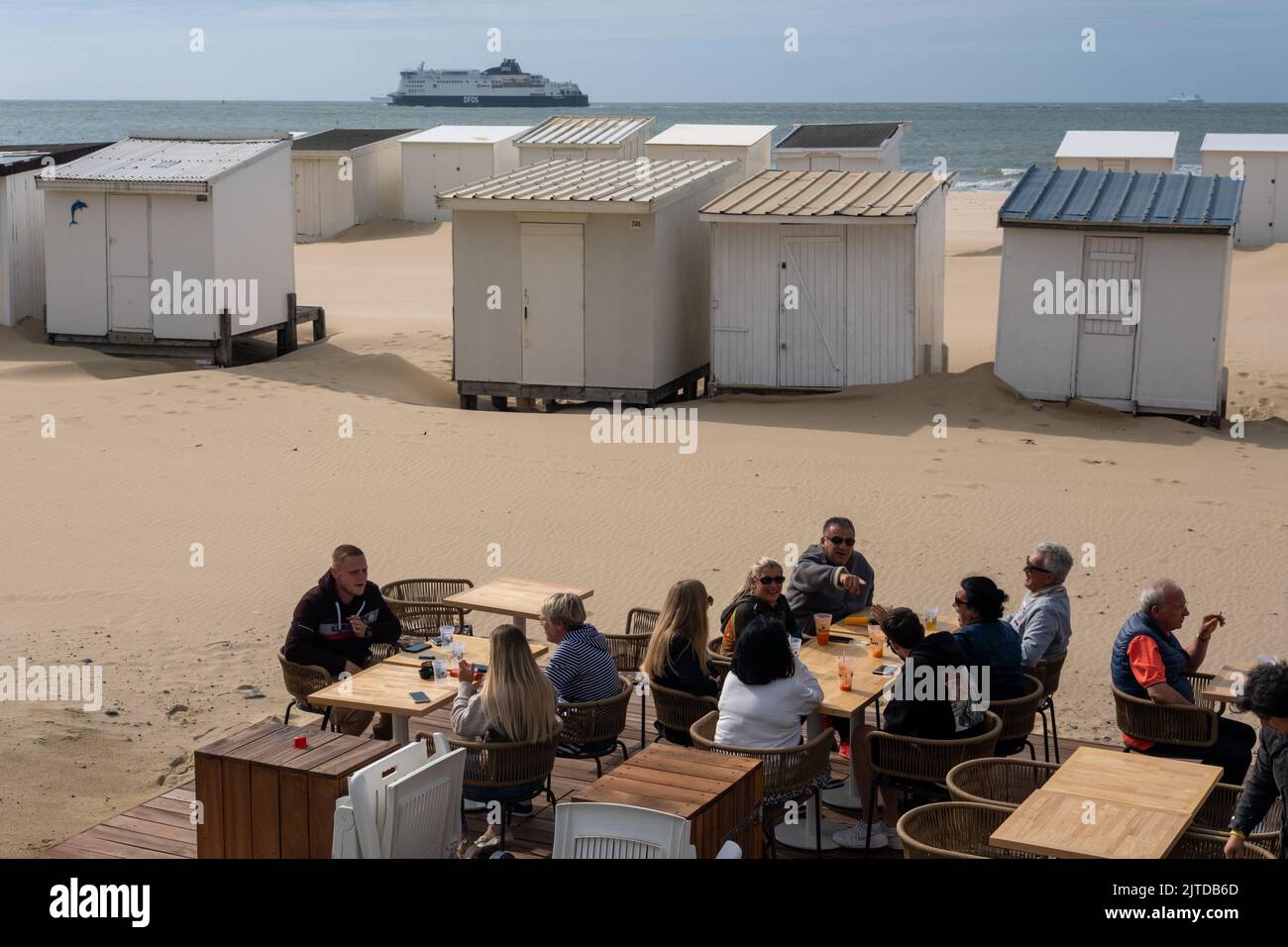 Calais, Frankreich - 19. Juni 2022: Menschen, die einen Drink an einer Bar am Strand genießen Stockfoto