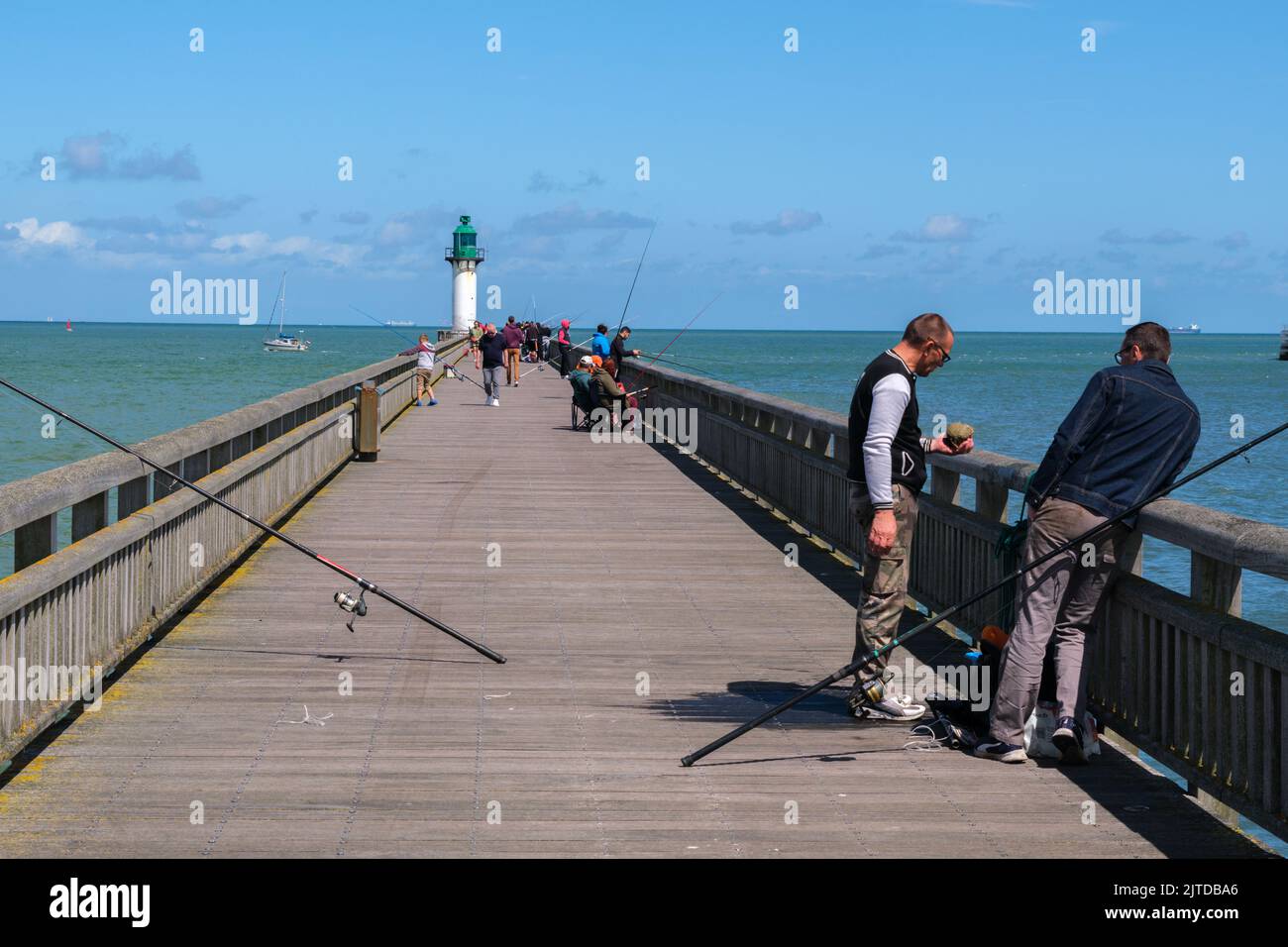 Calais, Frankreich - 26. Juni 2022: Fischer an der Landungsbrücke von Calais Stockfoto