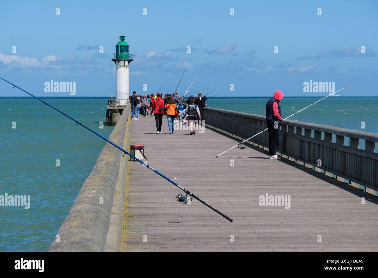 Calais, Frankreich - 26. Juni 2022: Fischer an der Landungsbrücke von Calais Stockfoto