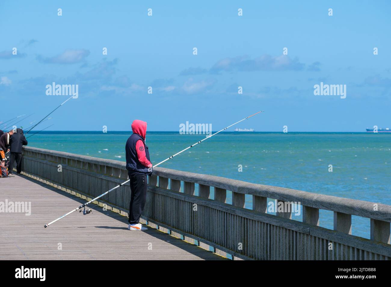 Calais, Frankreich - 26. Juni 2022: Fischer an der Landungsbrücke von Calais Stockfoto