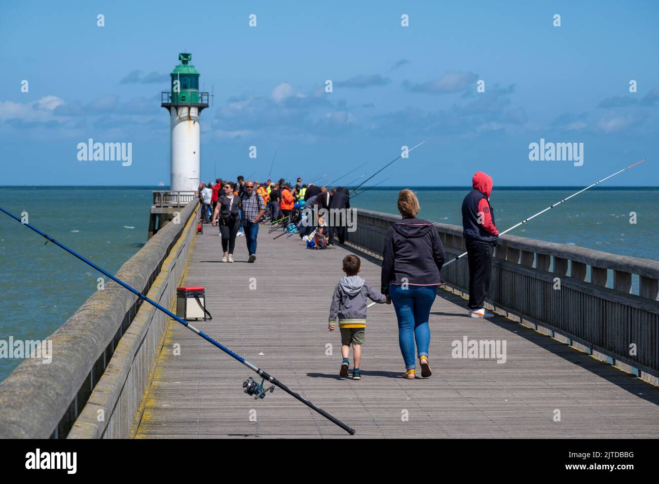 Calais, Frankreich - 26. Juni 2022: Fischer an der Landungsbrücke von Calais Stockfoto