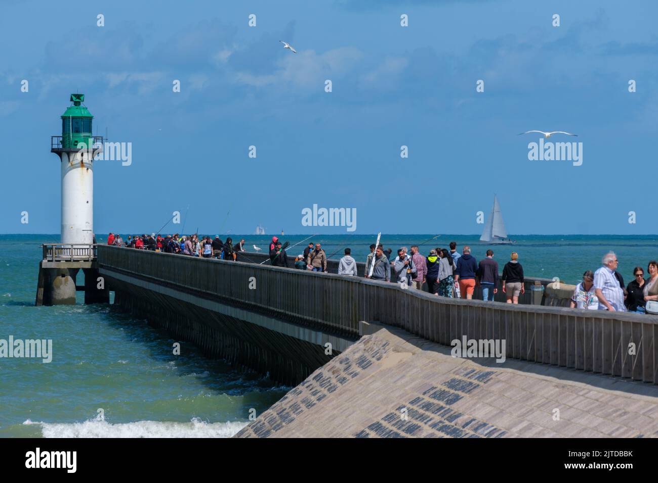 Calais, Frankreich - 26. Juni 2022: Menschen wandern auf der Landungsbrücke von Calais Stockfoto
