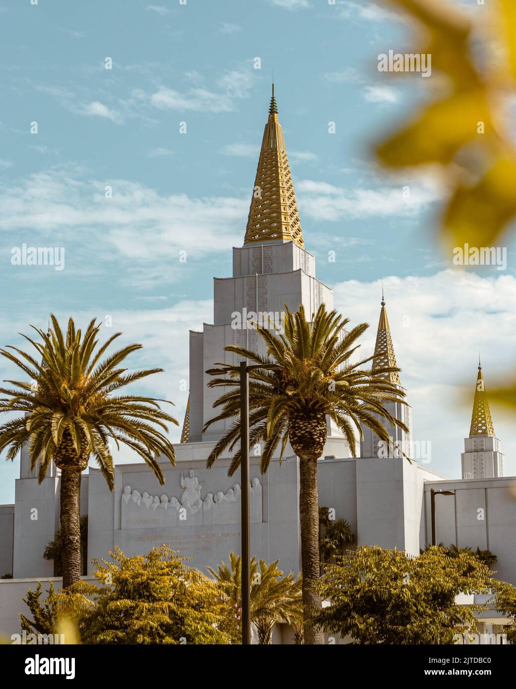 Außenansicht des Oakland California Temple an einem sonnigen Tag, USA Stockfoto