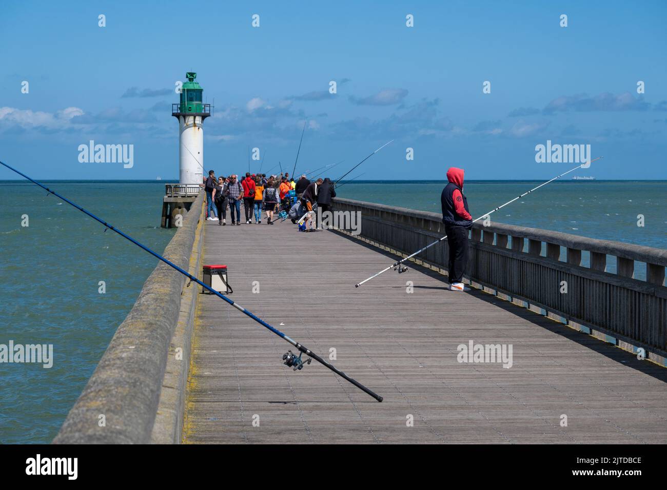 Calais, Frankreich - 26. Juni 2022: Fischer an der Landungsbrücke von Calais Stockfoto