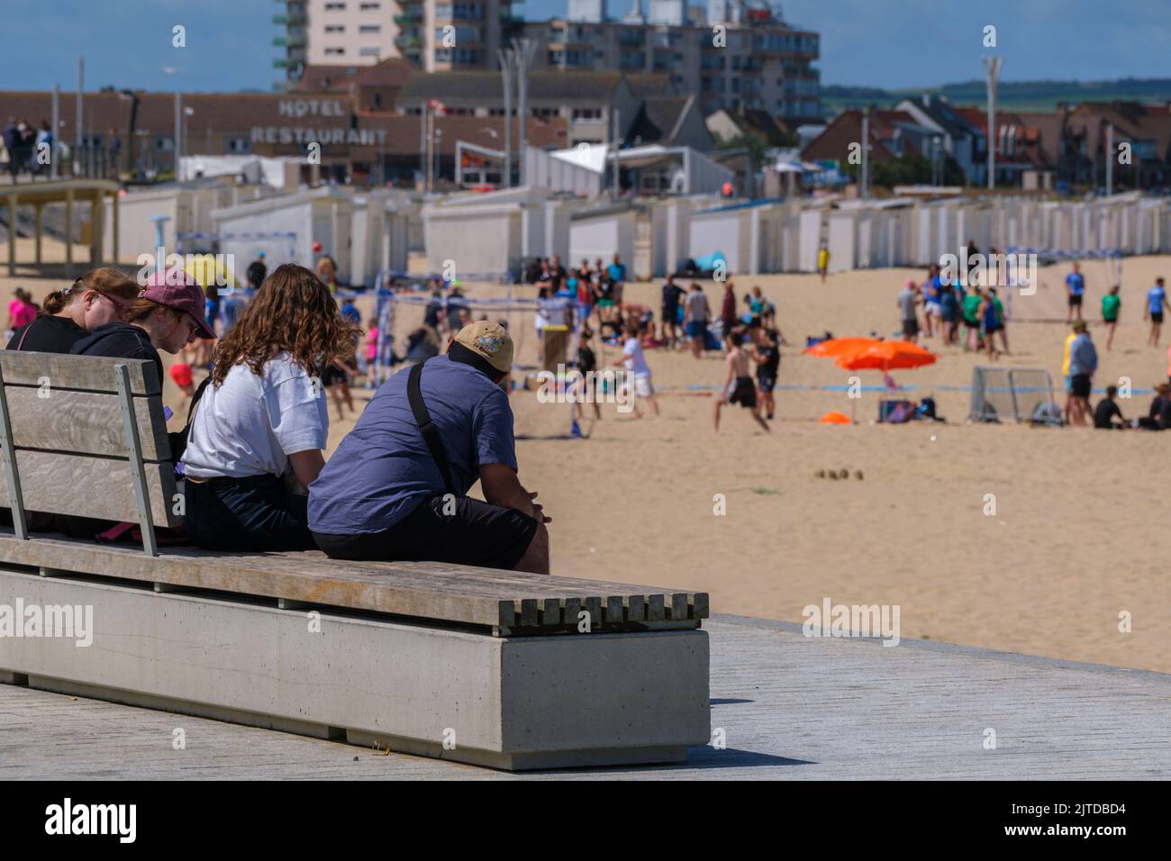 Calais, Frankreich - 26. Juni 2022: Jugendliche spielen im Sommer am Strand von Calais Handball Stockfoto