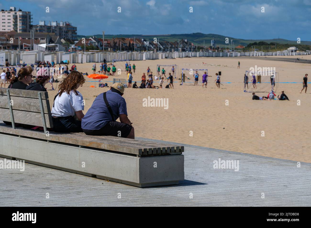 Calais, Frankreich - 26. Juni 2022: Jugendliche spielen im Sommer am Strand von Calais Handball Stockfoto