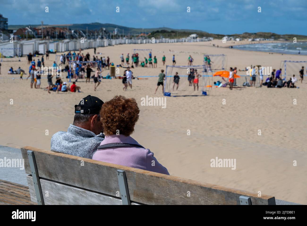 Calais, Frankreich - 26. Juni 2022: Jugendliche spielen im Sommer am Strand von Calais Handball Stockfoto