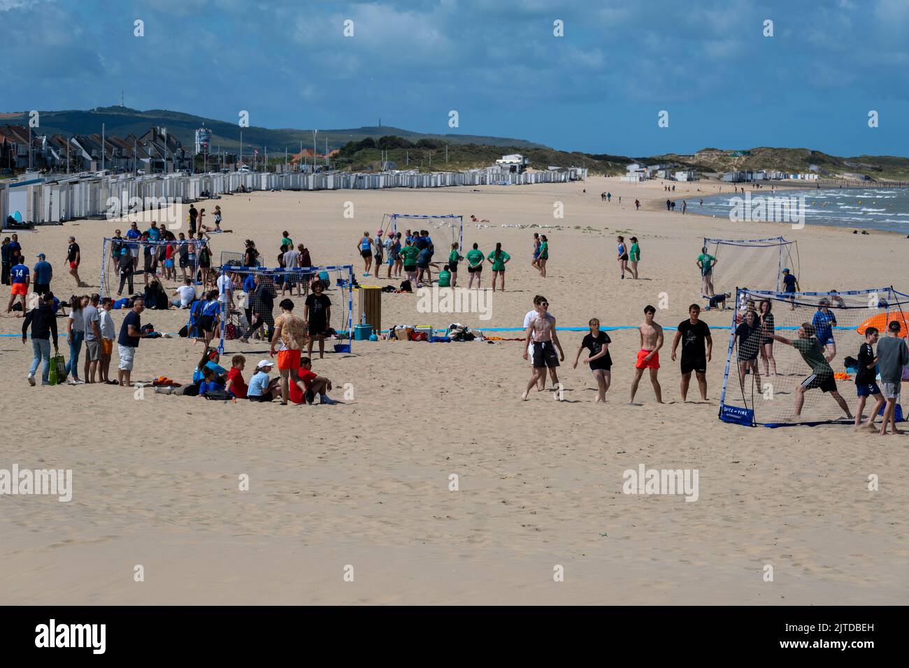 Calais, Frankreich - 26. Juni 2022: Jugendliche spielen im Sommer am Strand von Calais Handball Stockfoto
