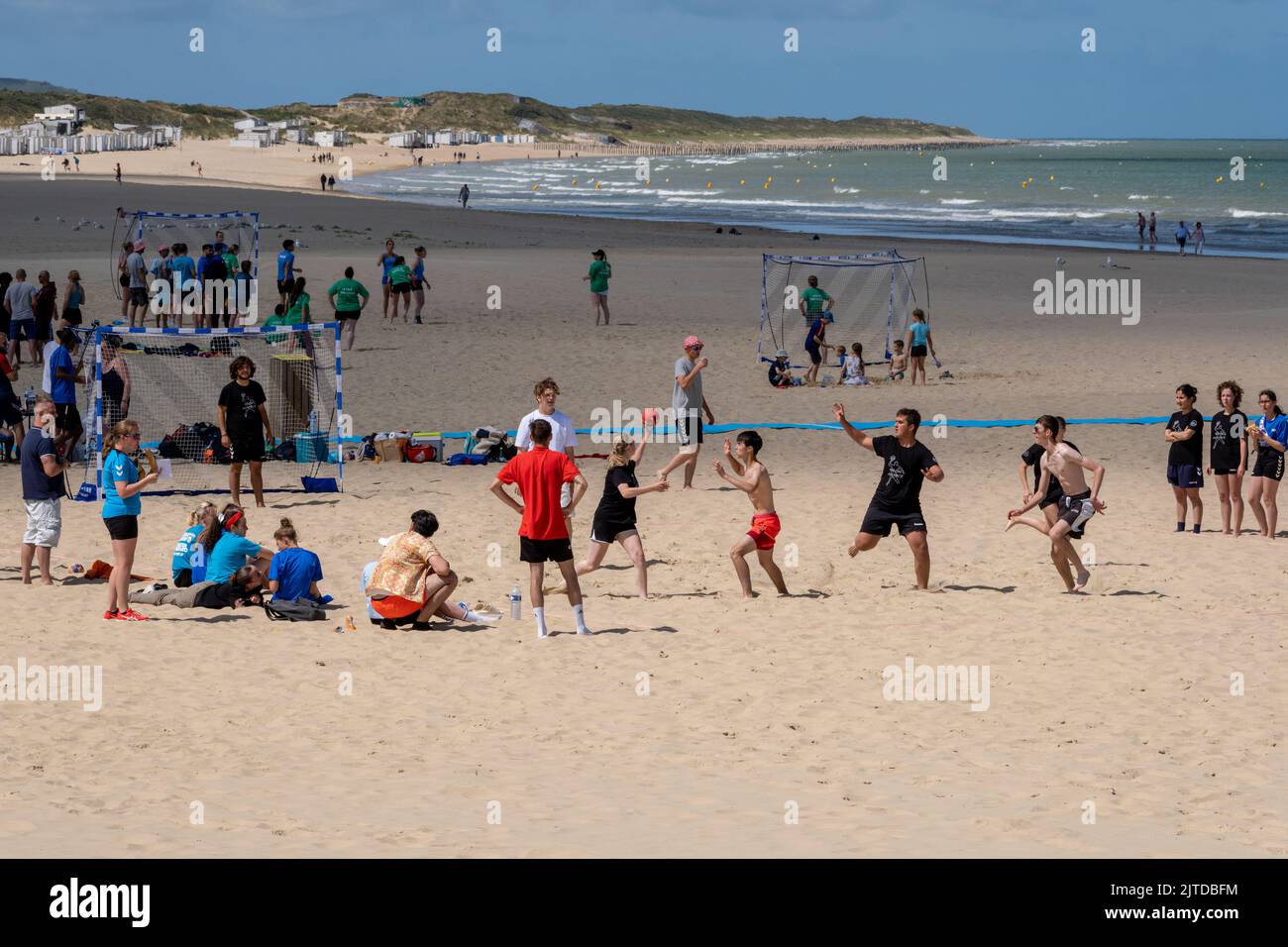 Calais, Frankreich - 26. Juni 2022: Jugendliche spielen im Sommer am Strand von Calais Handball Stockfoto