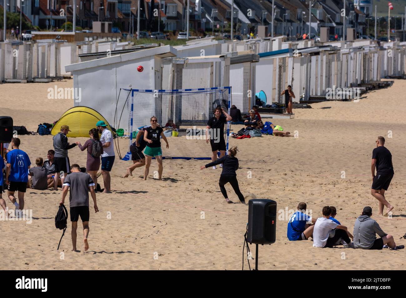 Calais, Frankreich - 26. Juni 2022: Jugendliche spielen im Sommer am Strand von Calais Handball Stockfoto