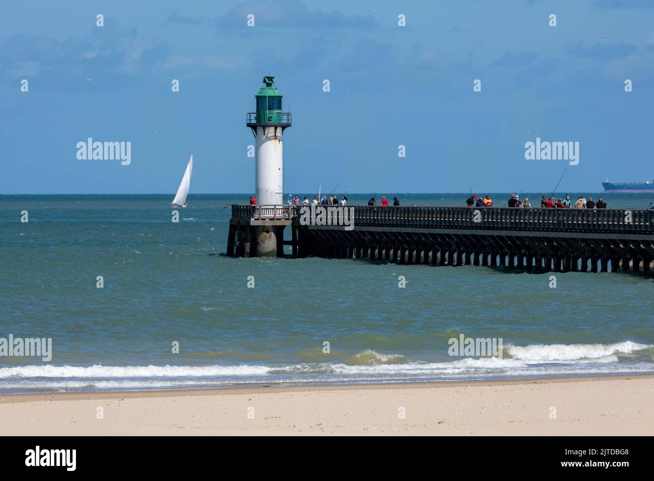 Calais, Frankreich - 26. Juni 2022: Menschen wandern auf der Landungsbrücke von Calais Stockfoto