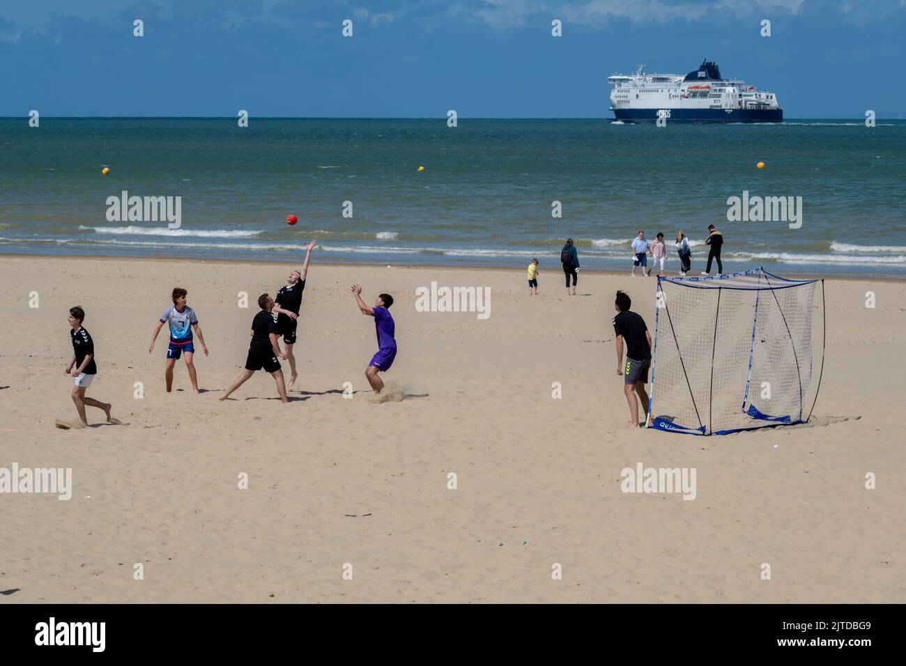 Calais, Frankreich - 26. Juni 2022: Jugendliche spielen im Sommer am Strand von Calais Handball Stockfoto