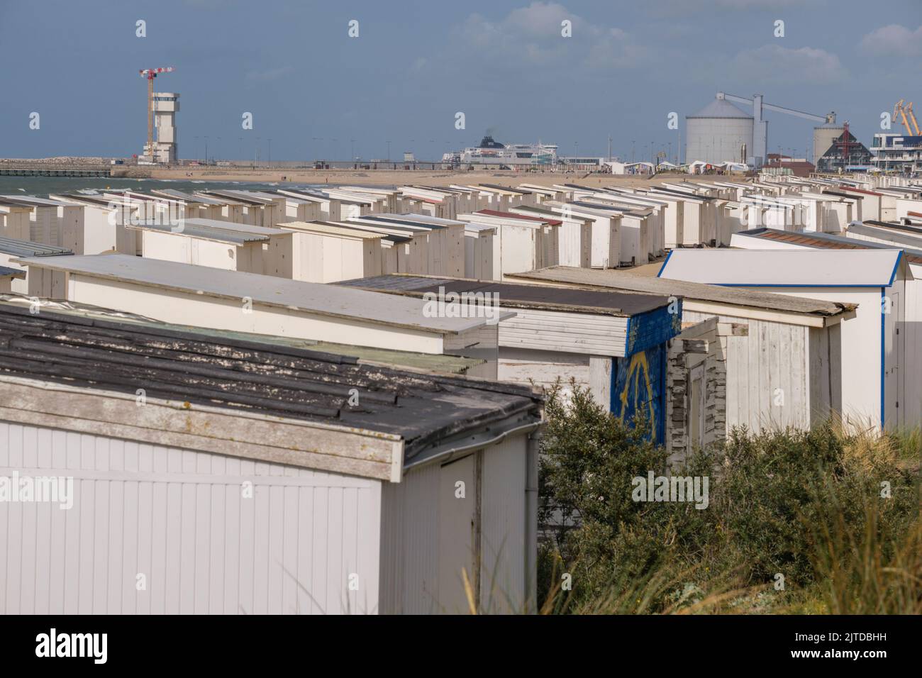 Calais, Frankreich - 19. Juni 2022: Strand von Calais mit weißen Strandhütten Stockfoto