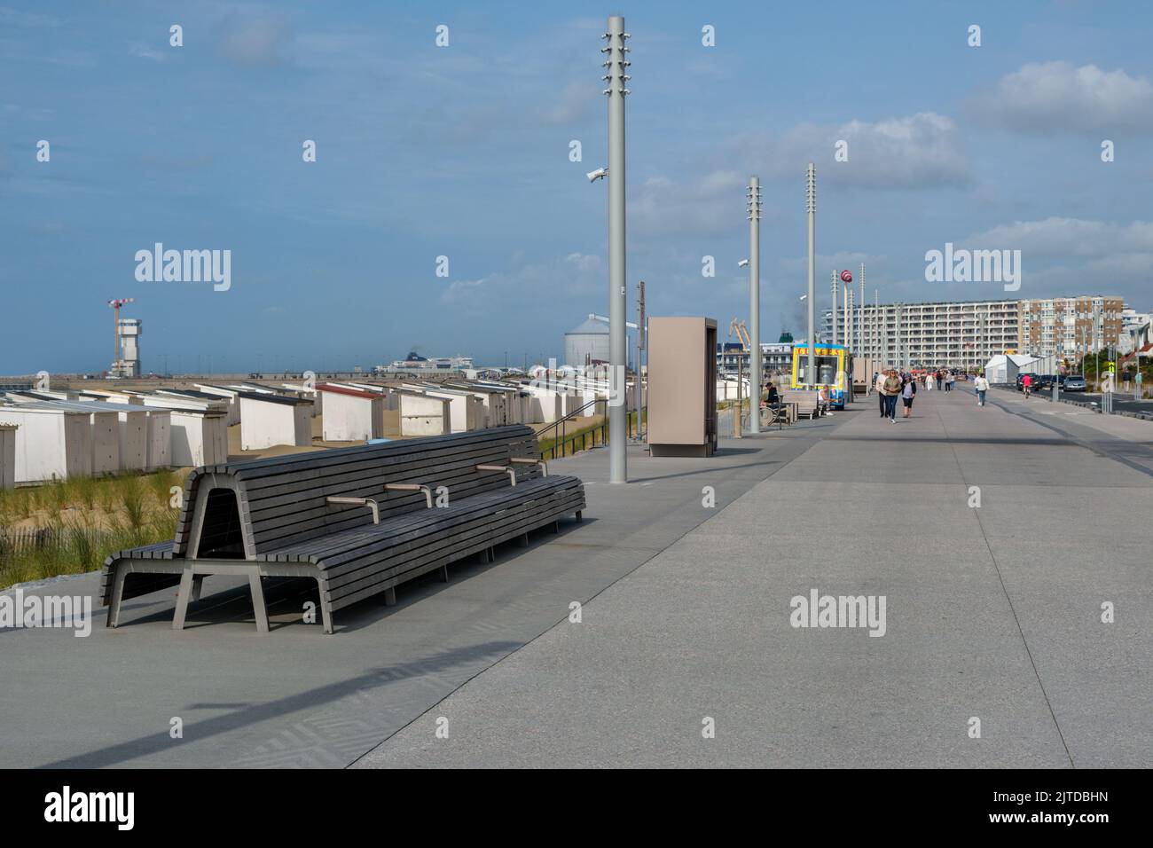 Calais, Frankreich - 19. Juni 2022: Menschen gehen an der neuen Uferpromenade Stockfoto