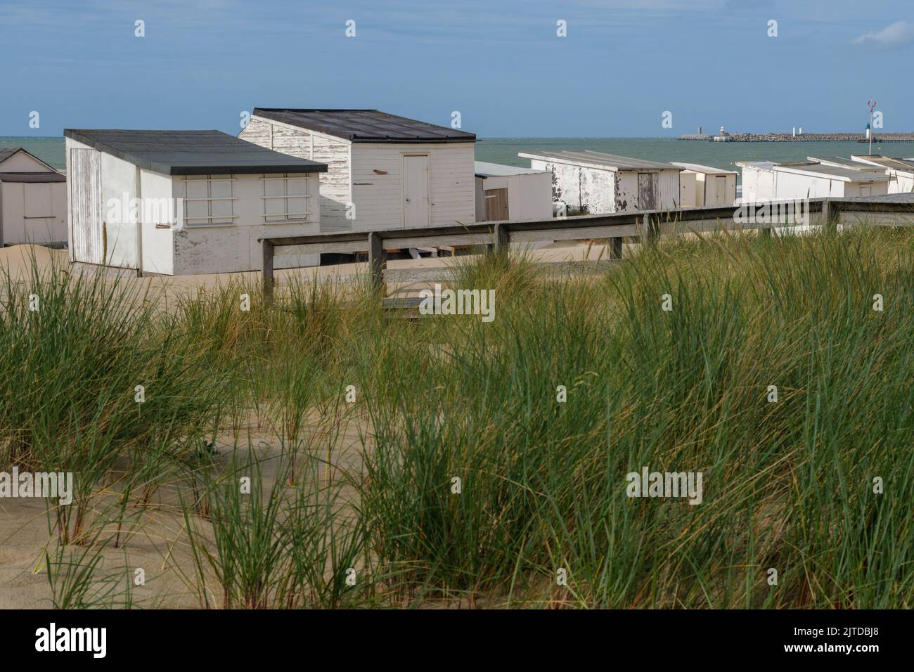 Calais, Frankreich - 19. Juni 2022: Strand von Calais mit weißen Strandhütten Stockfoto