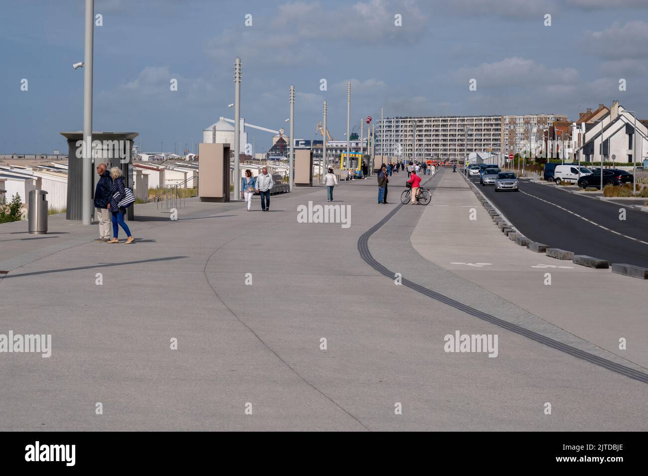 Calais, Frankreich - 19. Juni 2022: Menschen gehen an der neuen Uferpromenade Stockfoto