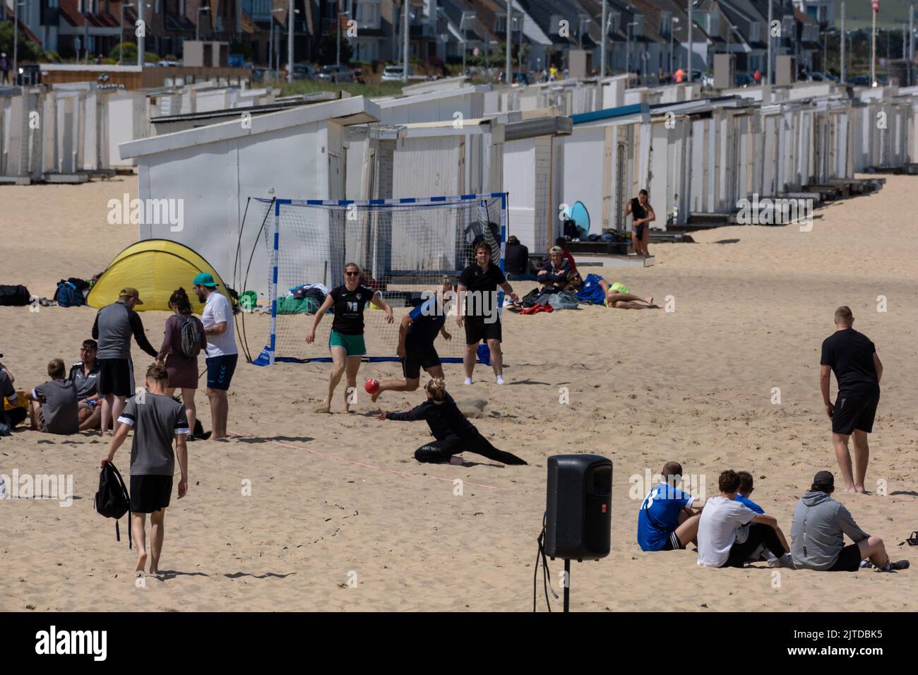 Calais, Frankreich - 26. Juni 2022: Jugendliche spielen im Sommer am Strand von Calais Handball Stockfoto
