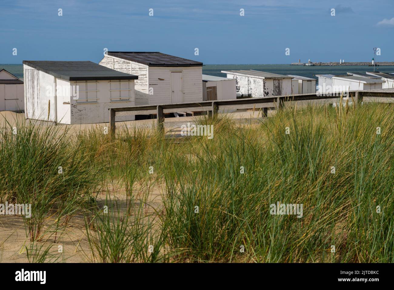 Calais, Frankreich - 19. Juni 2022: Strand von Calais mit weißen Strandhütten Stockfoto