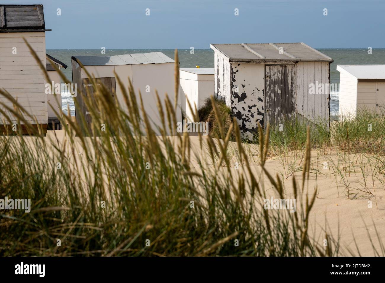 Calais, Frankreich - 19. Juni 2022: Strand von Calais mit weißen Strandhütten Stockfoto