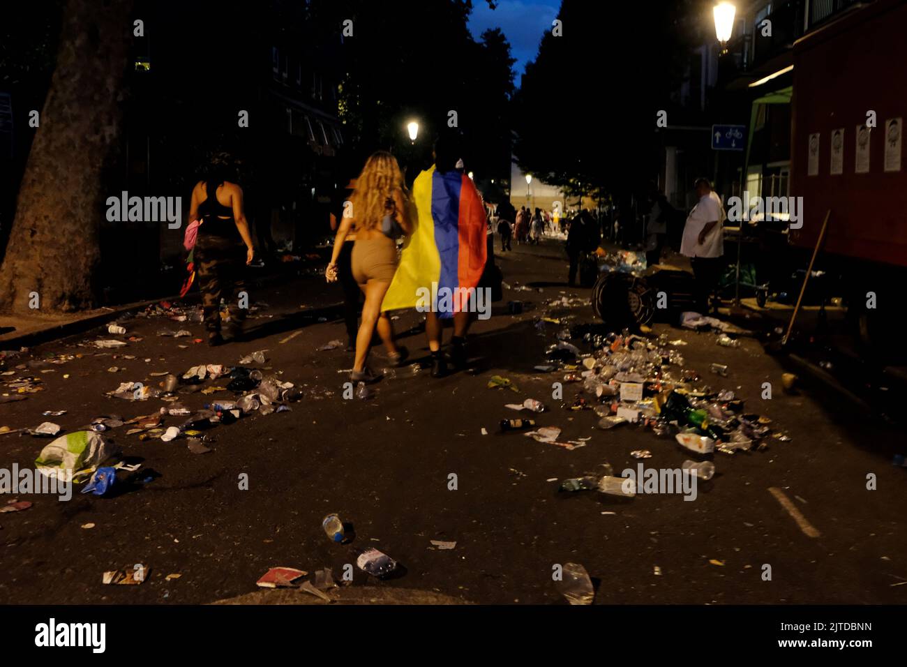 London, Großbritannien, 29.. August 2022. Ausrangierte Takeaway-Boxen liegen auf der Straße und warten auf die Abholung und Entsorgung, nachdem Nachtschwärmer mit Jerkhuhnchen und anderen karibischen Spezialitäten aufgefüllt wurden. Bis zu einer Million Menschen besuchten den Notting Hill Carnival sowohl am Kinder-/Familientag als auch am Montag an den Feiertagen den Tag der Parade für Erwachsene. Das Ereignis kehrt nach einer zweijährigen Pause zurück, die durch die Covid-Pandemie verursacht wurde. Kredit: Elfte Stunde Fotografie/Alamy Live Nachrichten Stockfoto