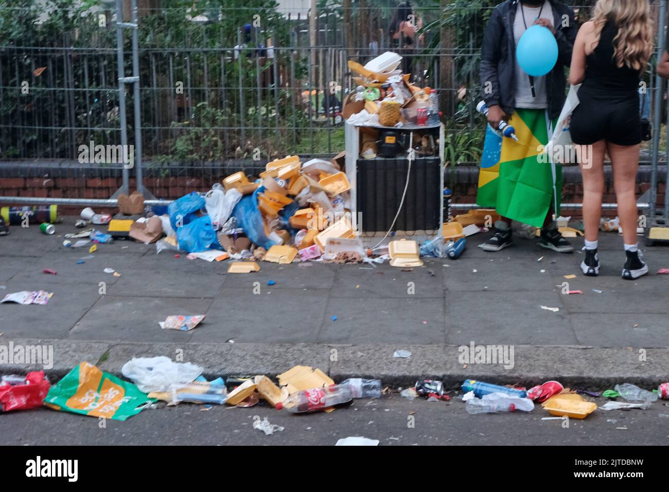 London, Großbritannien, 29.. August 2022. Ausrangierte Takeaway-Boxen liegen auf der Straße und warten auf die Abholung und Entsorgung, nachdem Nachtschwärmer mit Jerkhuhnchen und anderen karibischen Spezialitäten aufgefüllt wurden. Bis zu einer Million Menschen besuchten den Notting Hill Carnival sowohl am Kinder-/Familientag als auch am Montag an den Feiertagen den Tag der Parade für Erwachsene. Das Ereignis kehrt nach einer zweijährigen Pause zurück, die durch die Covid-Pandemie verursacht wurde. Kredit: Elfte Stunde Fotografie/Alamy Live Nachrichten Stockfoto