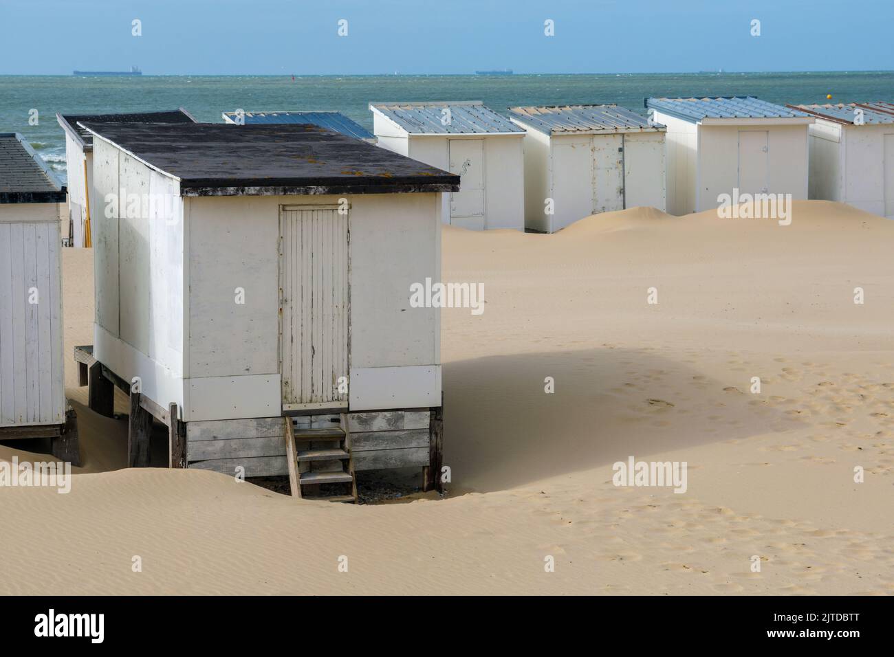 Calais, Frankreich - 19. Juni 2022: Strand von Calais mit weißen Strandhütten Stockfoto