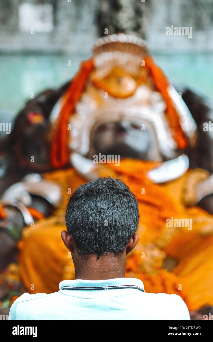 Schwarzer basaltherr Vishnu, die schlafende Statue, wie sie im Budhanilkantha-Tempel in Kathmandu, Nepal, zu sehen ist. Stockfoto