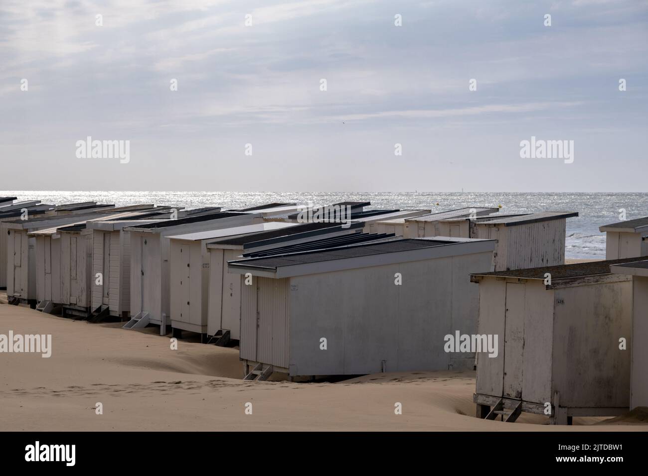 Calais, Frankreich - 19. Juni 2022: Strand von Calais mit weißen Strandhütten Stockfoto