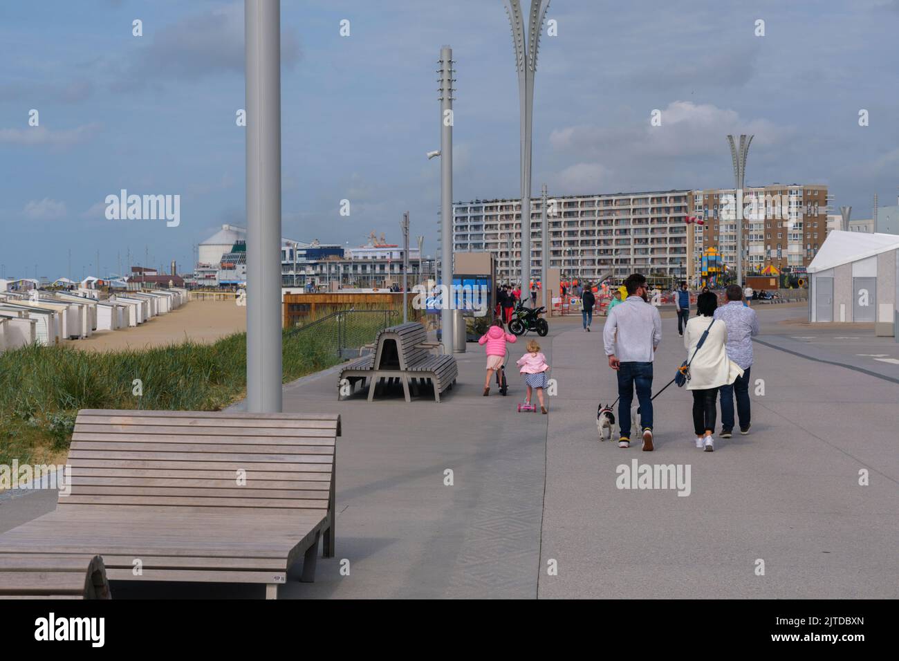 Calais, Frankreich - 19. Juni 2022: Menschen gehen an der neuen Uferpromenade Stockfoto