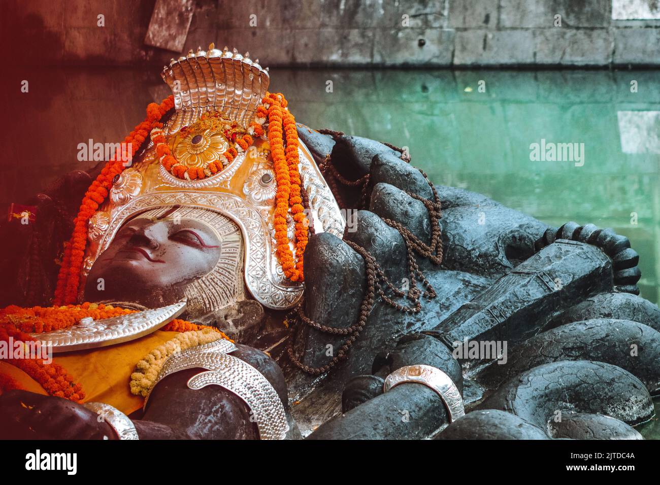 Schwarzer basaltherr Vishnu, die schlafende Statue, wie sie im Budhanilkantha-Tempel in Kathmandu, Nepal, zu sehen ist. Stockfoto