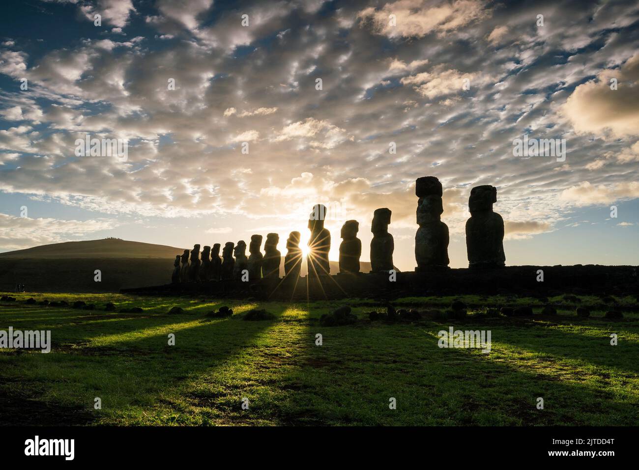 Silhouette von Moai-Statuen auf der Osterinsel, Sonnenaufgang in Chile Stockfoto