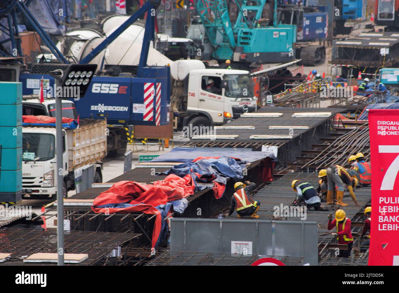 Jakarta, Indonesien. 29. August 2022. Die Projektarbeiter schließen die MRT-Phase-II-Bauarbeiten auf Gajah Mada ab. Der koordinierende Minister für Wirtschaft, Airlangga Hartarto, sagte: Das Budget für den Bau der MRT-Phase 2 in Jakarta ist von den vorherigen 22,5 Billionen Rp auf 26 Billion Rp gestiegen. Das Phase-2-MRT-Bauprojekt, das sich 11,8 Kilometer vom Gebiet Bundaran HI bis zum Gebiet Ancol erstreckt, hat aufgrund instabiler Landbedingungen einen Kostenanstieg erfahren. Kredit: SOPA Images Limited/Alamy Live Nachrichten Stockfoto