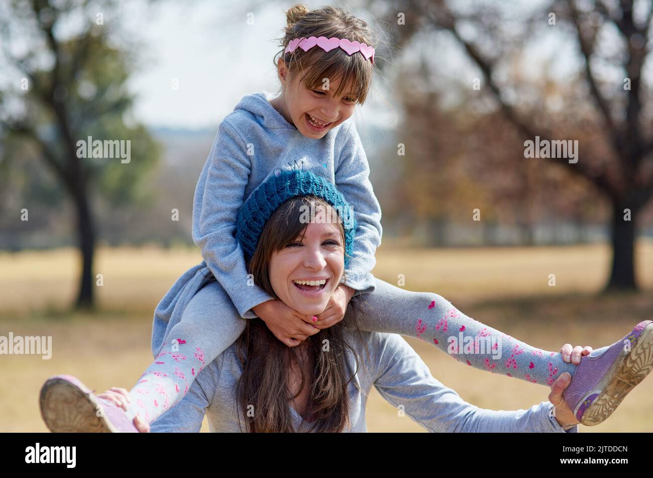 Spaß mit Mama ist einfach das Beste. Eine Mutter und Tochter verbinden sich im Park. Stockfoto