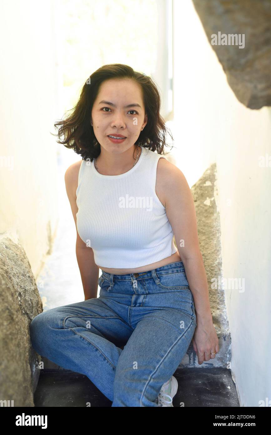 Junge Vietnamesin in einem weißen T-Shirt lächelnd Stockfoto