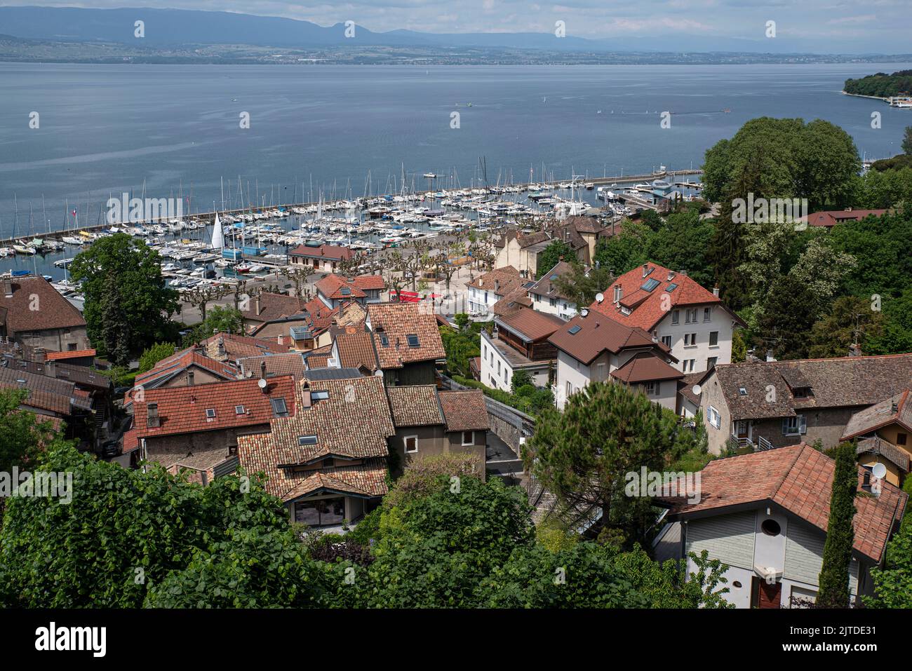 Blick auf die Stadt Thonon les Bains in Frankreich mit ihrem Hafen Stockfoto