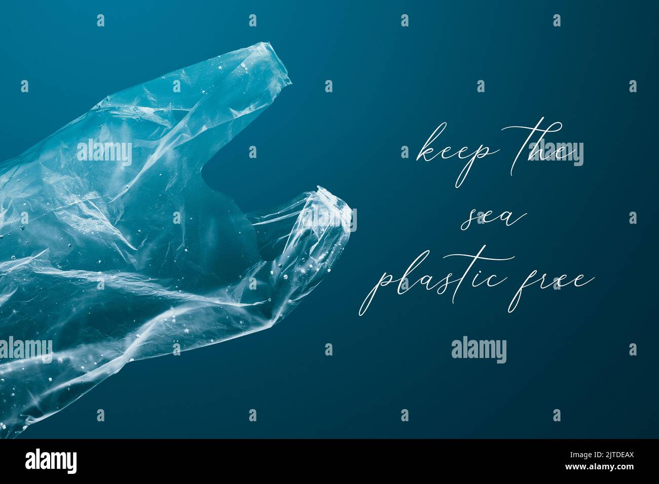 Rette die Ozeankampagne Plastiktüte, die in den Ozean-Remix-Medien versenkt wird Stockfoto