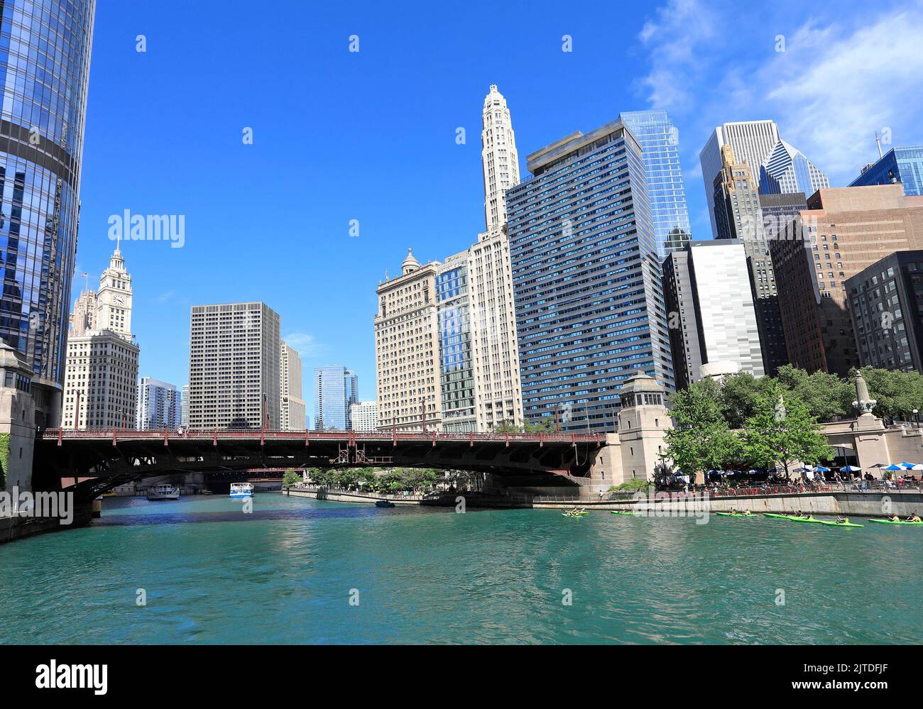 Chicago Sightseeing-Kreuzfahrt und Wolkenkratzer Skyline auf dem Fluss, Illinois, USA Stockfoto