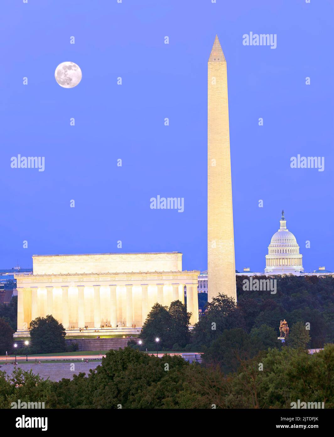 Skyline von Washington DC in der Abenddämmerung mit dem Mond im Hintergrund Stockfoto