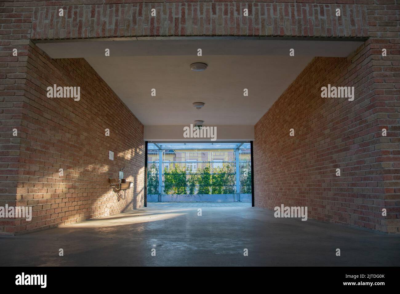 Leerer U-Bahn-Tunnel im Stadtgebiet Stockfoto