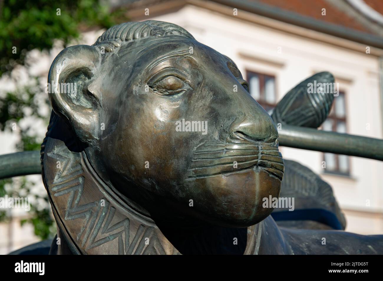 Kopf und Gesicht einer bronzenen Löwenstatue Stockfoto