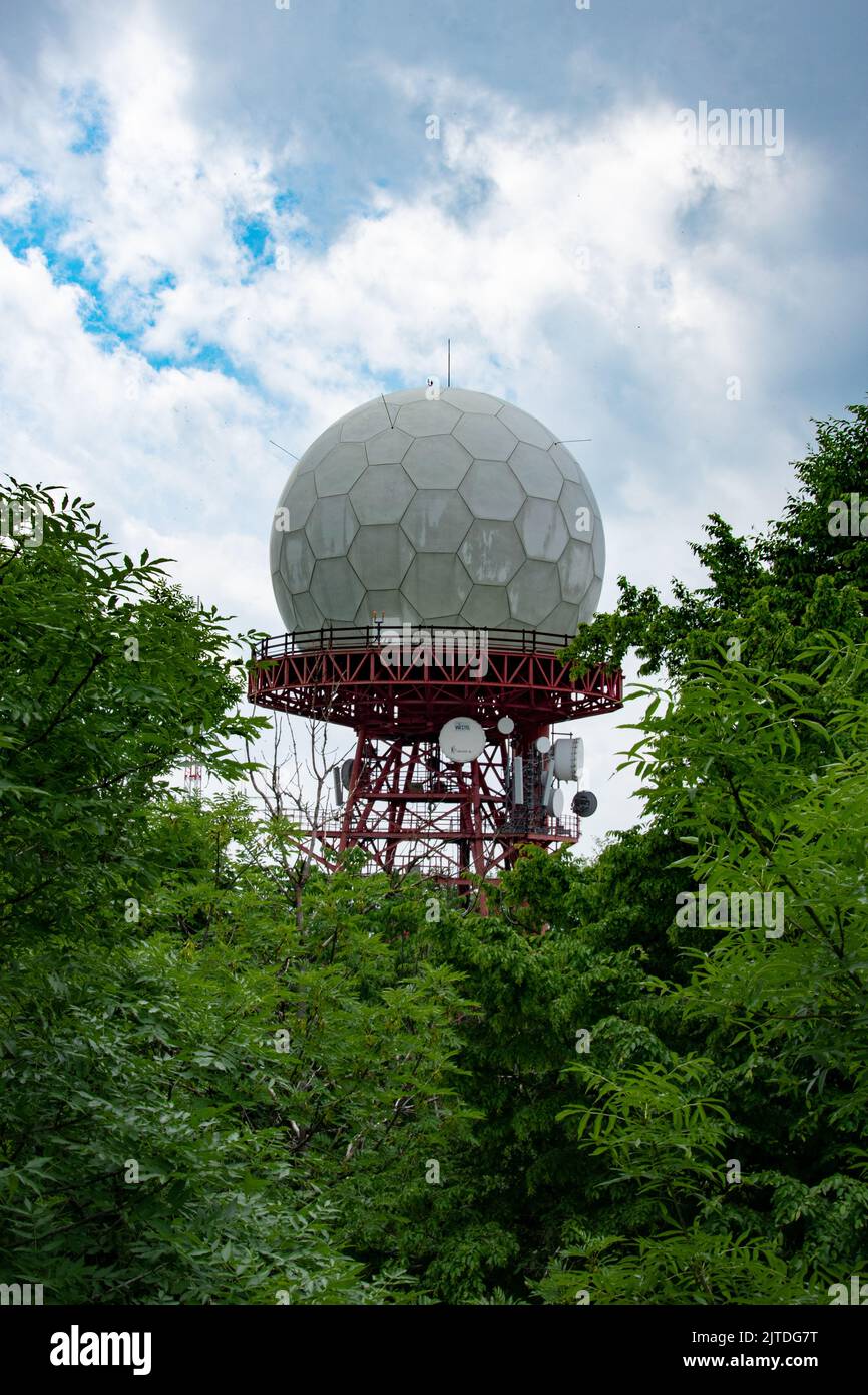 Riesiges Golfball-Radar im Wald Stockfoto