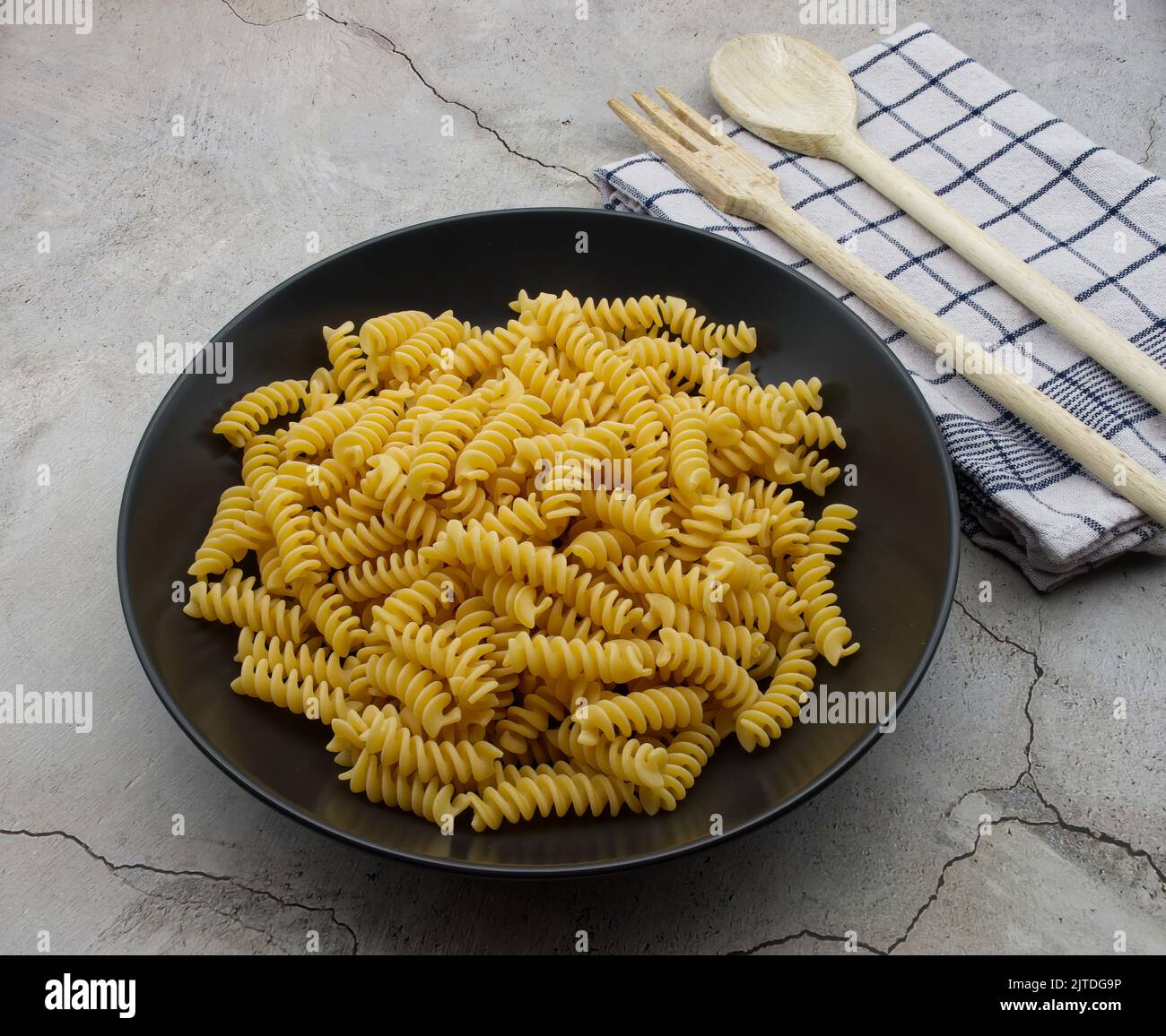 Rohe Italienische Fusilli Pasta. Traditionelle italienische Küche. Stockfoto